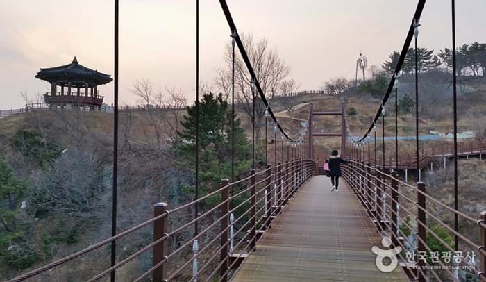 후포등대가 있는 후포등기산공원의 출렁다리