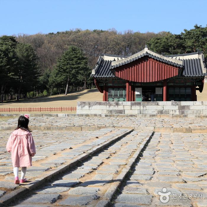 융릉 향로와 정자각