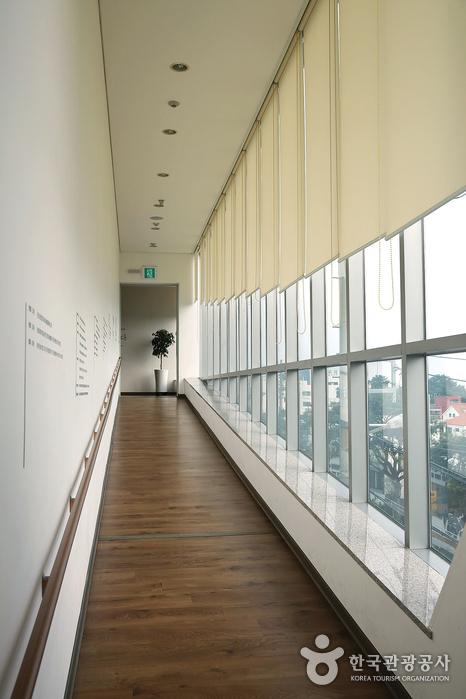 소암기념관 1층과 2층을 연결하는 통로의 창문은 화선지에 그어진 한 일(一)자 모양을 본떠 만들어졌다.