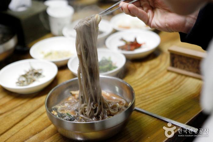 콧등치기는 면발이 콧등을 치게 먹어야 제맛