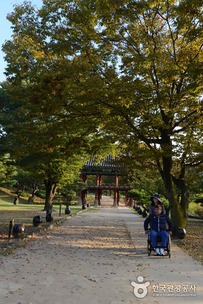 금남루에서 금병헌으로 이어진 길