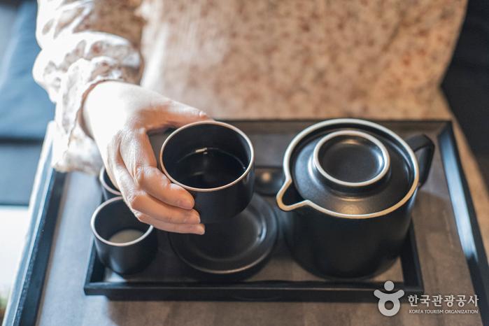 ‘관사촌커피’의 양탕국. 취향에 따라 비정제 설탕이나 연유를 넣어 마신다.