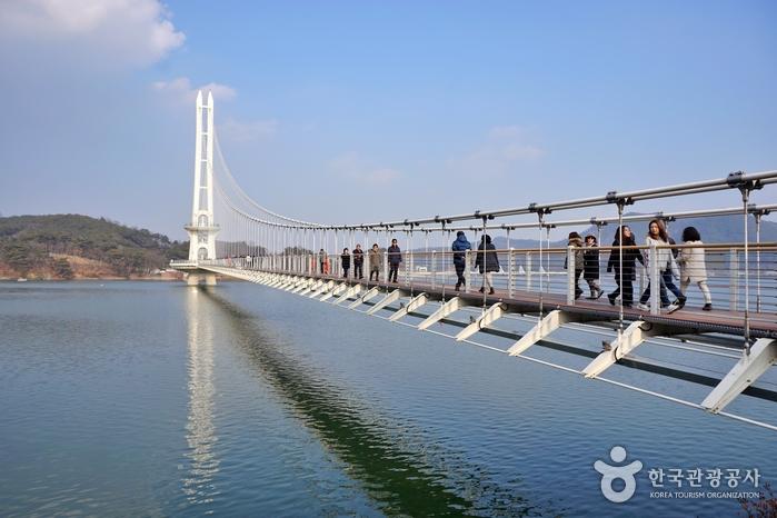 국내 최장 길이(402m)를 자랑하는 예당호출렁다리