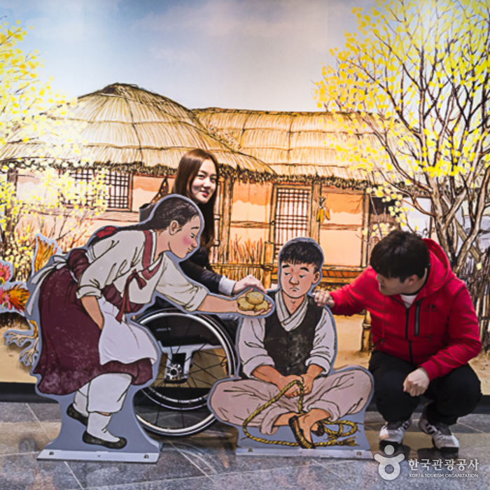 김유정이야기집 입구