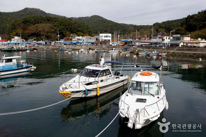 삼포마을 동쪽 방파제에서 본 마을 전경