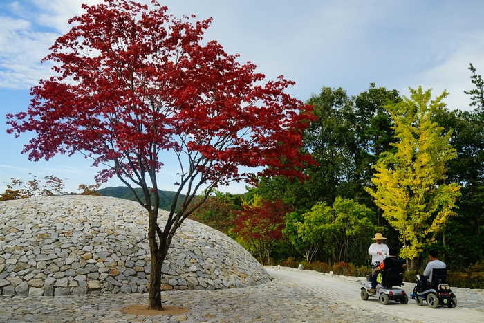 스톤마운드는 뮤지엄 산의 건축가 안도 다다오가 직접 만들었다.