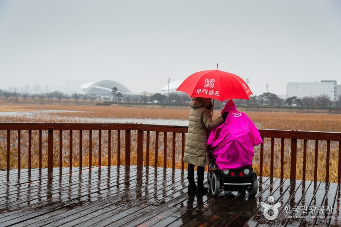 화랑저수지를 바라보는 여행객