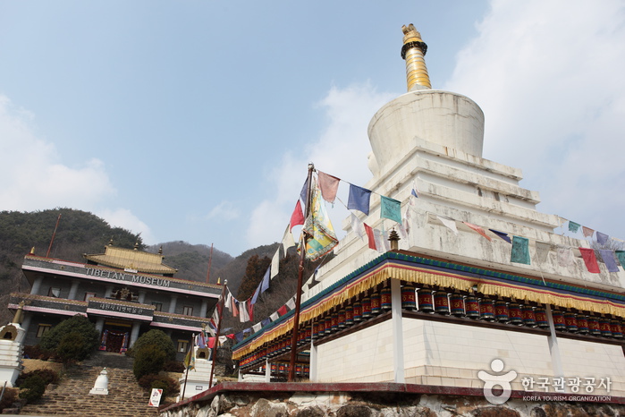 티베트 불탑인 수미광명탑과 대원사티벳박물관