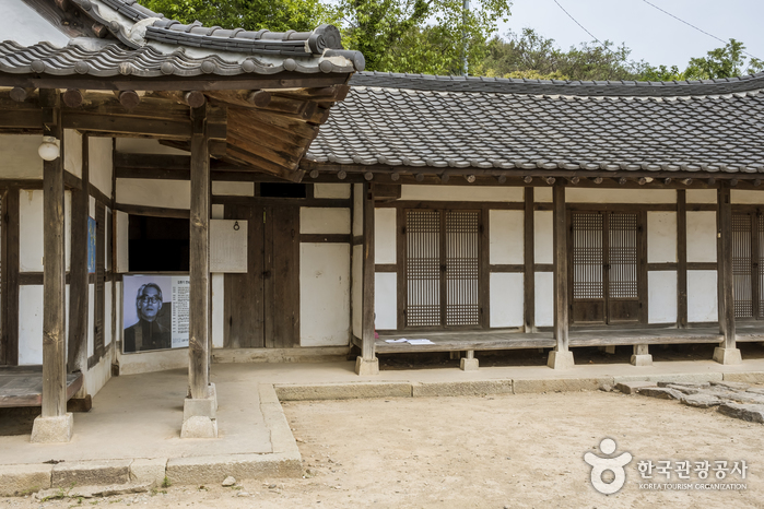 안좌도에서 태어나 어린 시절을 보낸 김환기 화백의 고택