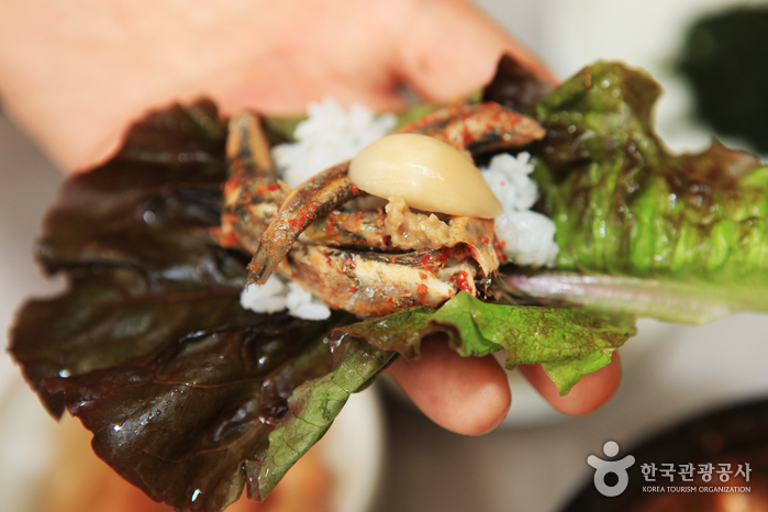 상추쌈으로 맛보는 멸치쌈밥