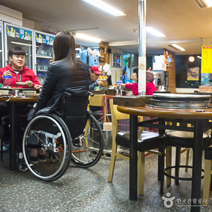 우미닭갈비 공지천점의 내부