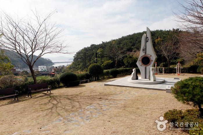 ‘삼포로 가는 길’ 노래비와 삼포마을