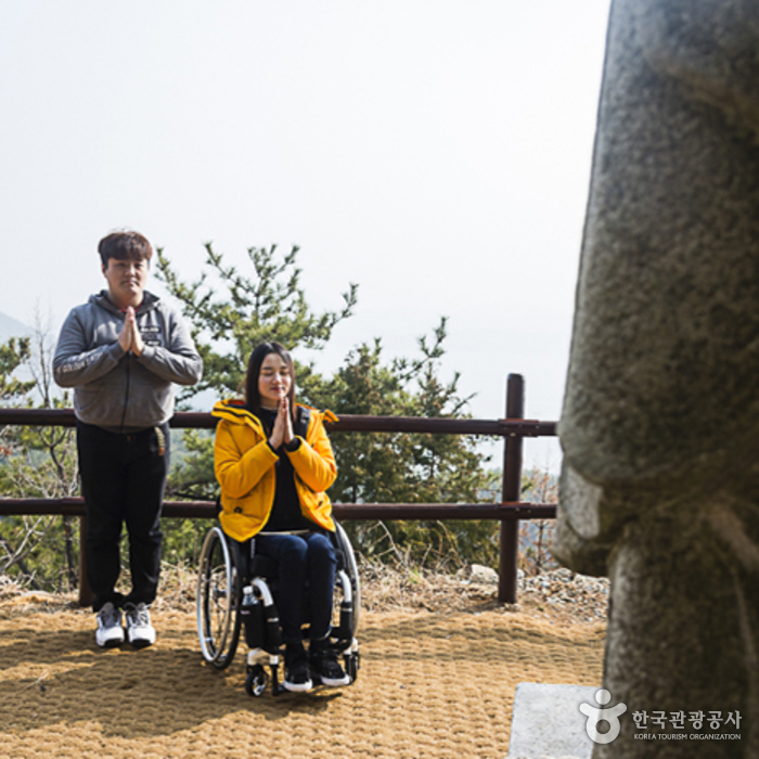 미륵불에 기도하는 여행객