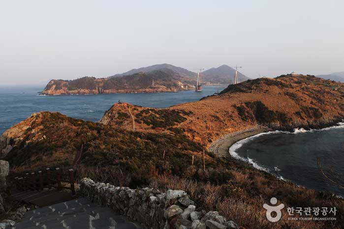 녹산등대로 이어지는 길