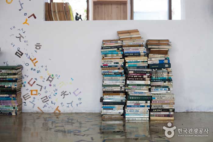 책으로 가득한 책마을해리의 메인 공간 ‘책숲시간의숲’