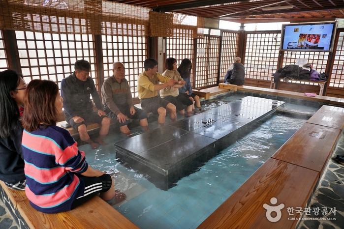 예산군청이 무료로 운영하는 덕산온천족욕장