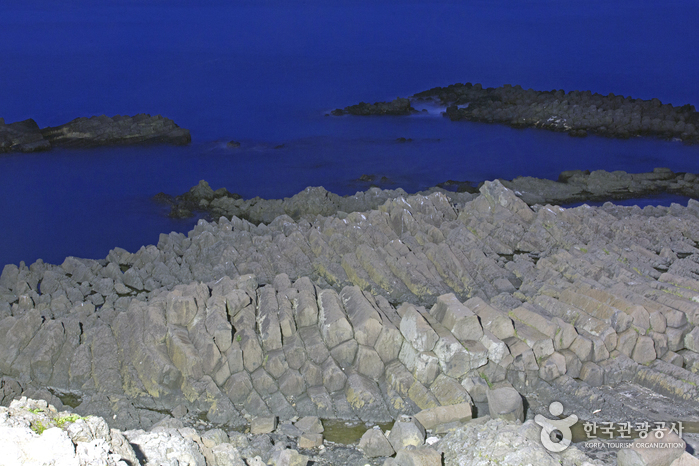 누워 있는 주상절리 풍경