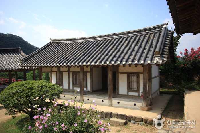입교당 앞에 유생이 기거하는 동재와 서재가 마주 보고 있다.