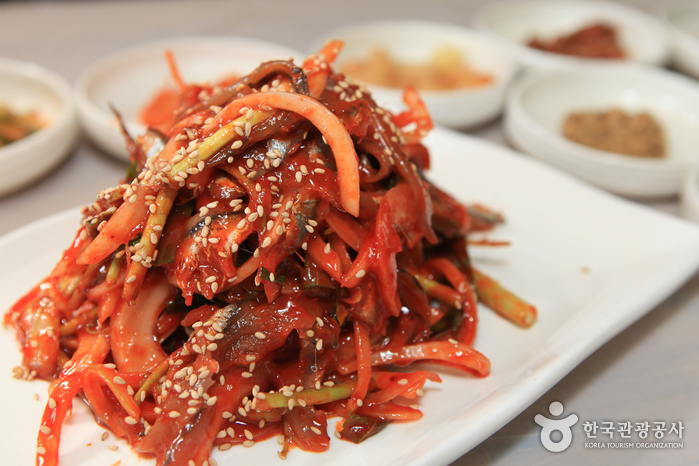 봄날의 특미, 남해 멸치회