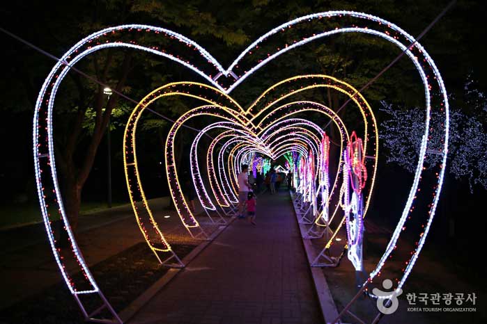 호수별빛나라 축제가 진행 중인 춘천MBC와 공지천 일대