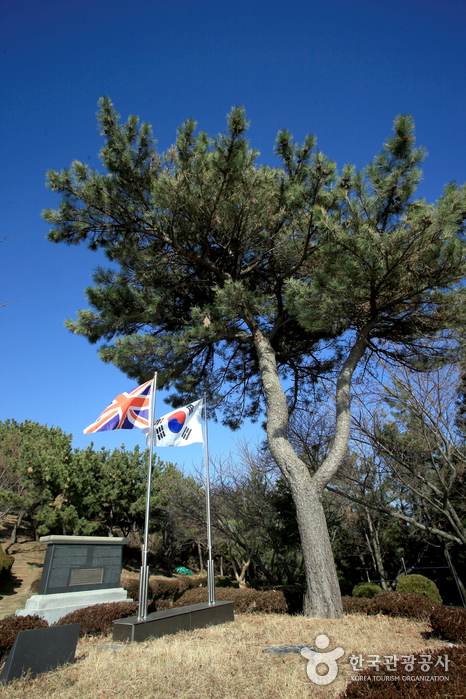 영국 프로비던스호의 입항을 기념하는 나무와 기념비