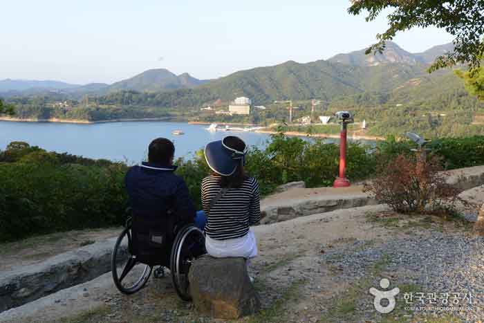 금병헌 뒤편에서 조망하는 청풍호