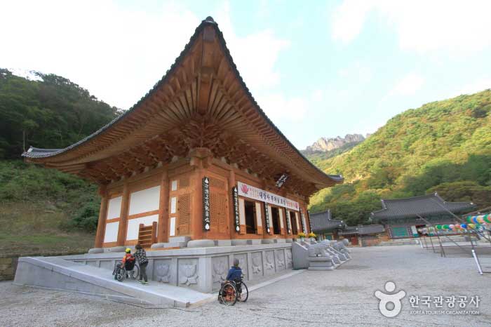 3년 만에 복원되며 경사로 추가 설치한 대웅보전