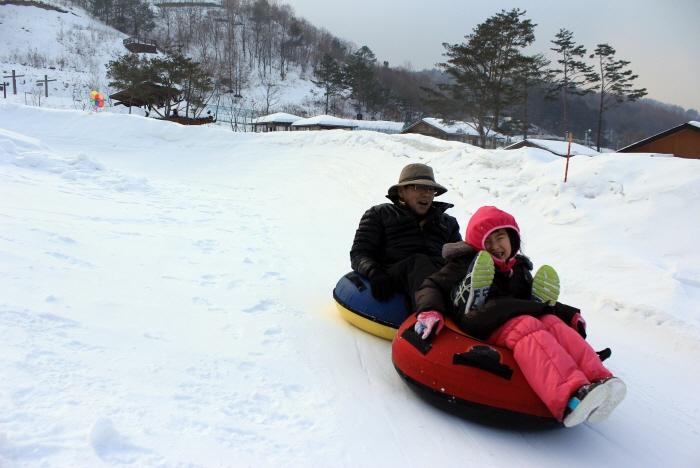 봅슬레이 눈썰매장을 즐기는 가족