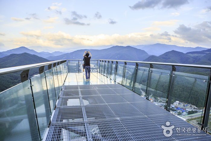 만천하스카이워크 유리 바닥에 올라서면 아찔하다.