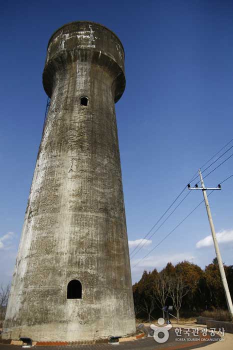 화본역에 보존되어 있는 증기기관차 시절의 급수탑