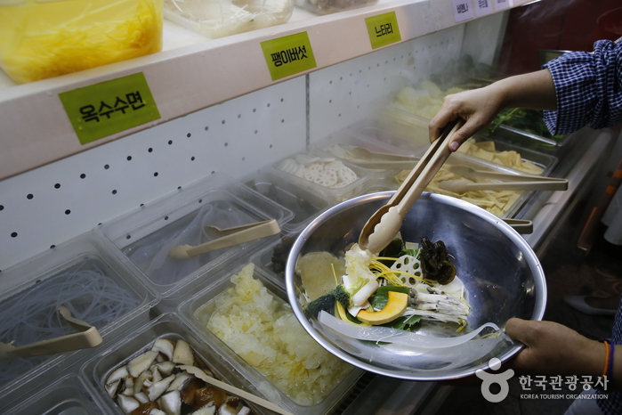 싱싱하고 다양한 재료를 고를 수 있는 셀프바