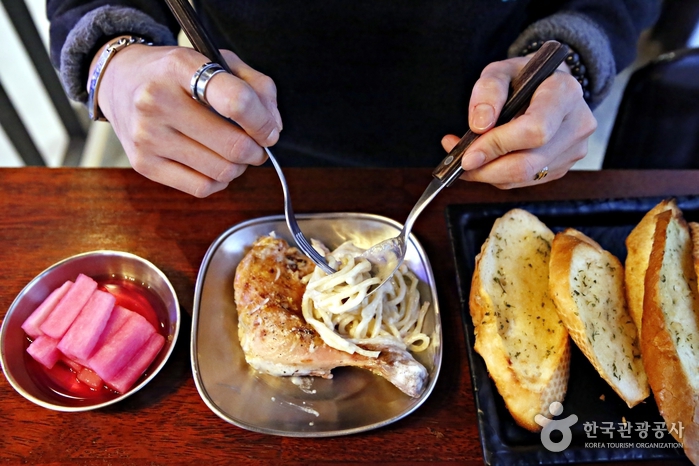 크림파스타와 함께 맛보는 수비드식 통닭