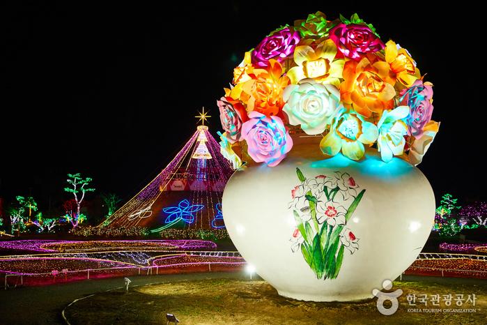 LED장미 수십 송이가 꽂힌 거대한 장미 화병