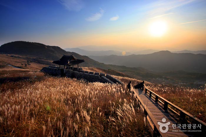 억새와 산자락이 어우러진 산성전망대 일몰