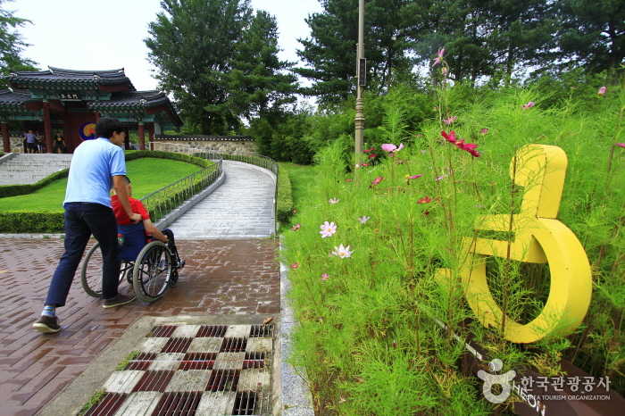 여느 한옥 유적과 달리 경사로가 잘 갖춰진 오죽헌