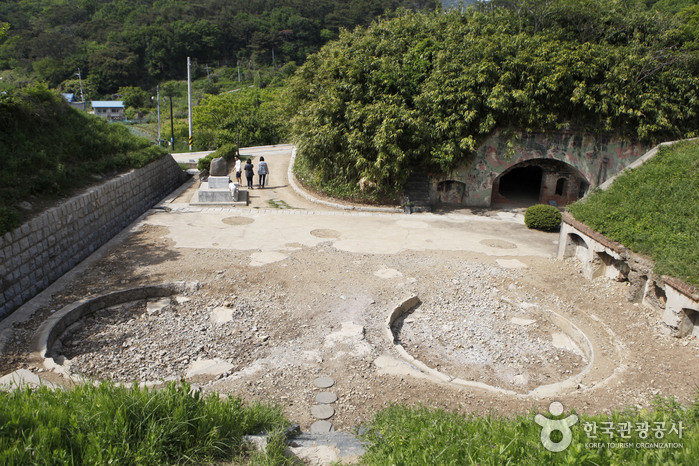 포진지 제방에서 본 280mm 유탄포 포좌 터