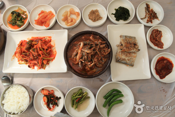 멸치회와 멸치쌈밥