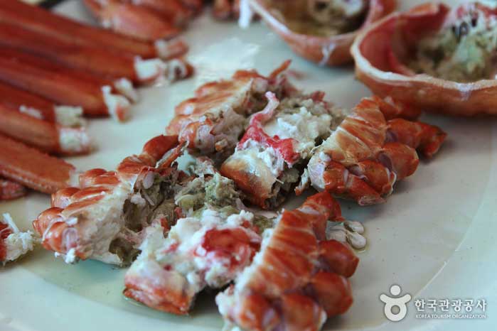 붉은대게 찜을 먹기 좋게 잘라냈다