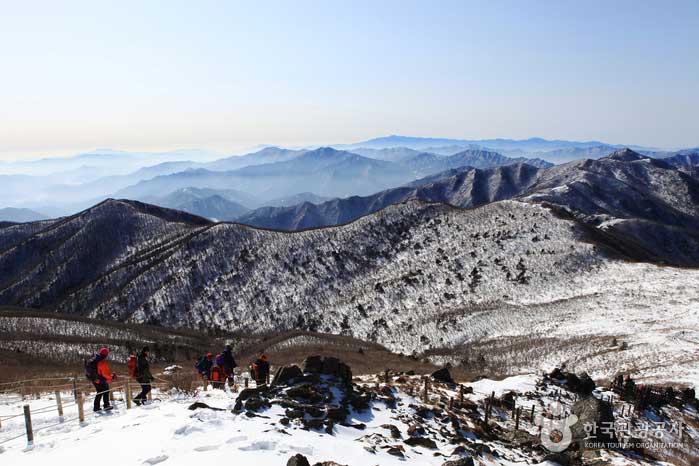 중봉에서 남덕유로 향하는 길