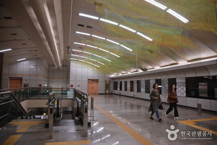 천장에 설치된 조소희 작가의 ‘녹사평 여기…’