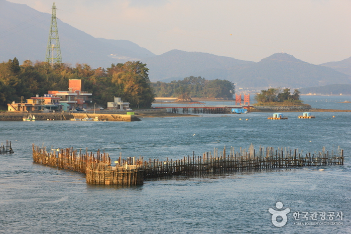 남해 지족해협에 자리한 죽방렴 <사진제공·한국관광공사, 김지호(아래오른쪽)>