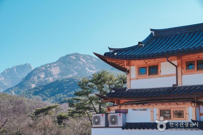 한옥과 북한산의 조화가 아름답다.