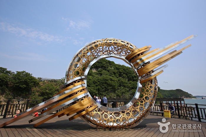 구봉도낙조전망대에 있는 조형물 ‘석양을 가슴에 담다’