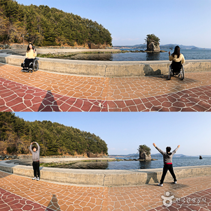 복바위 앞에서 이색 사진 찍기(신미경 작가 제공)