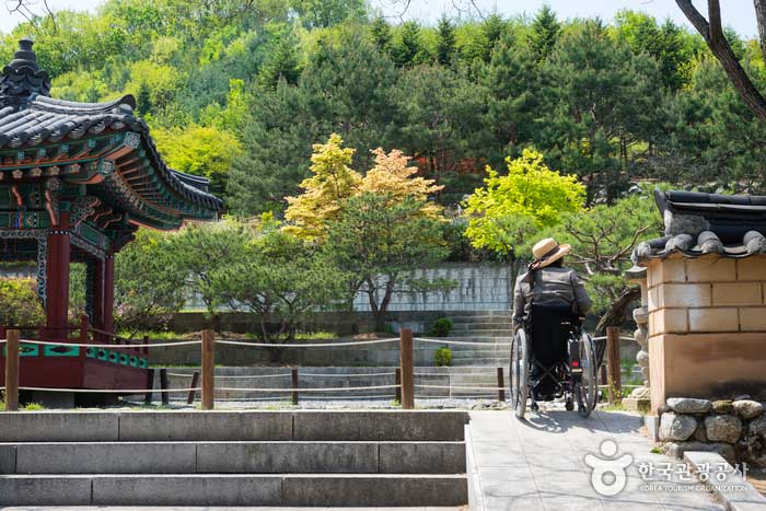 한국정원에 설치된 경사로