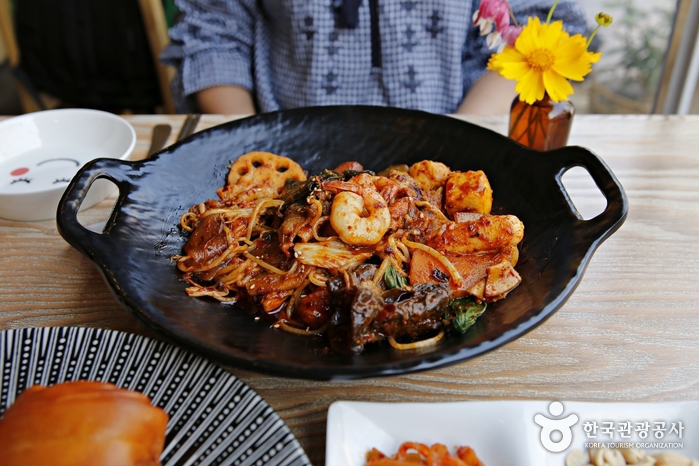 특제소스로 볶아 더욱 맛있게 매운맛을 즐길 수 있는 마라샹궈