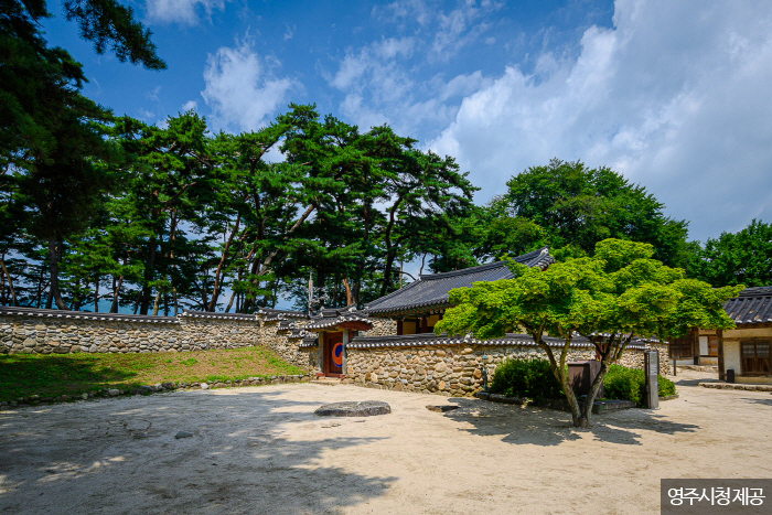 성리학을 처음 들여온 안향과 함께 안축, 안보, 주세붕을 모신 문성공묘 <사진제공:영주시청>