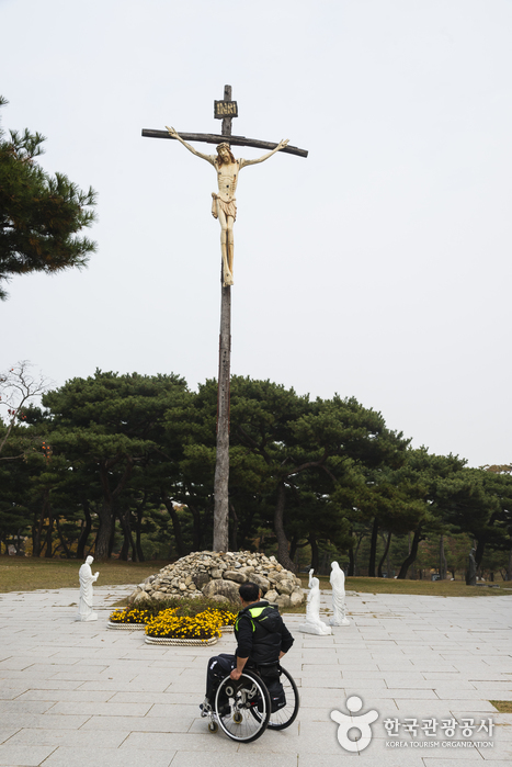 ‘십자가의 길’ 앞 예수 그리스도 상