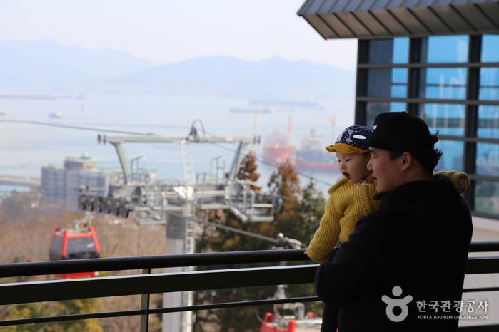 돌산공원 놀아정류장 전망대의 아이와 아빠