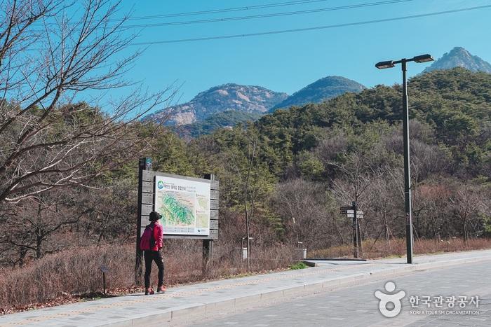 근린공원 초입과 쉴 수 있는 공간